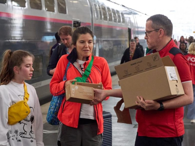 workers distribute food for delayed passengers at a train station in paris france july 26 2024 france s tgv high speed train traffic on the atlantic northern and eastern routes was severely disrupted due to arson attacks targeting installations the french national rail company sncf reported on its x social media account friday morning according to the sncf 800 000 passengers were affected by the attacks with some trains diverted and many cancelled photo xinhua